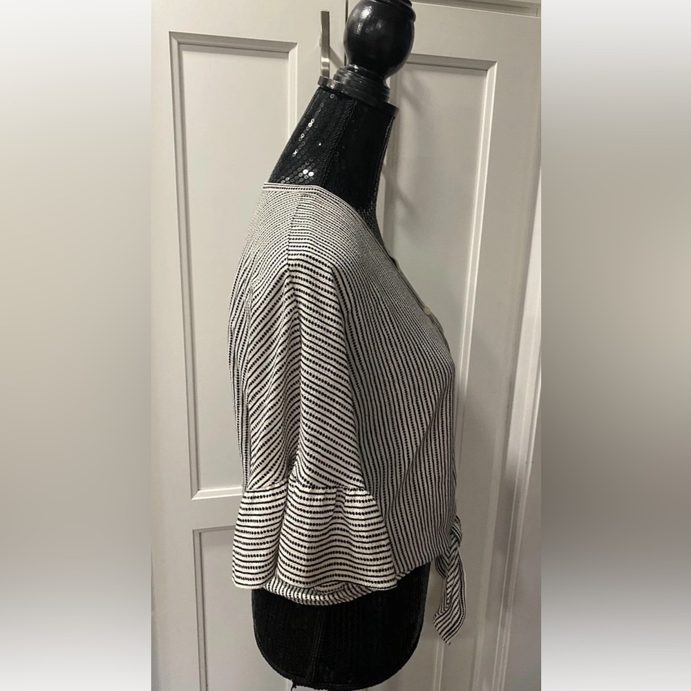 EUC Max Studio Striped Front Tie Top Flutter Short Sleeves Blouse Women’s XS - Picture 4 of 13